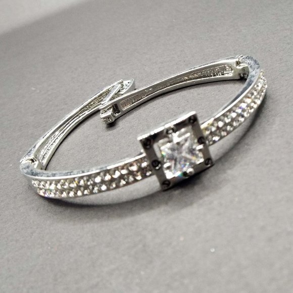 QUALITY CRYSTAL & SILVERTONE HALO DESIGN BRACELET 4 - Picture 2 of 2